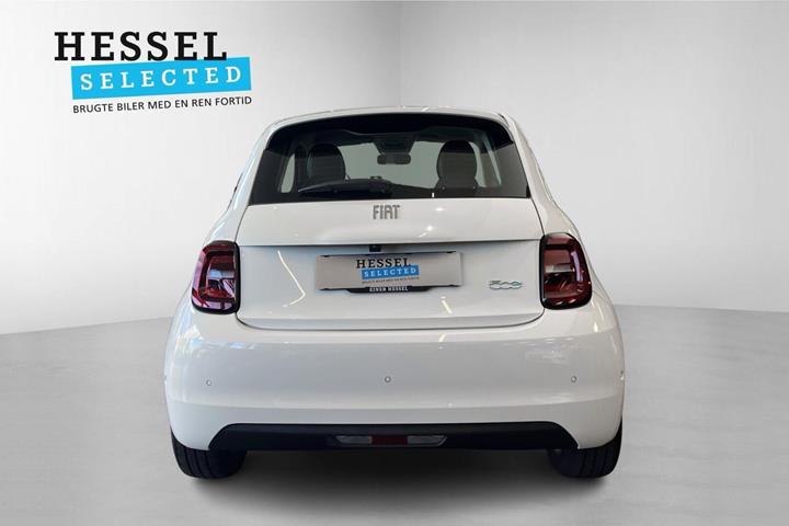 Hvid Fiat 500e fra 2024