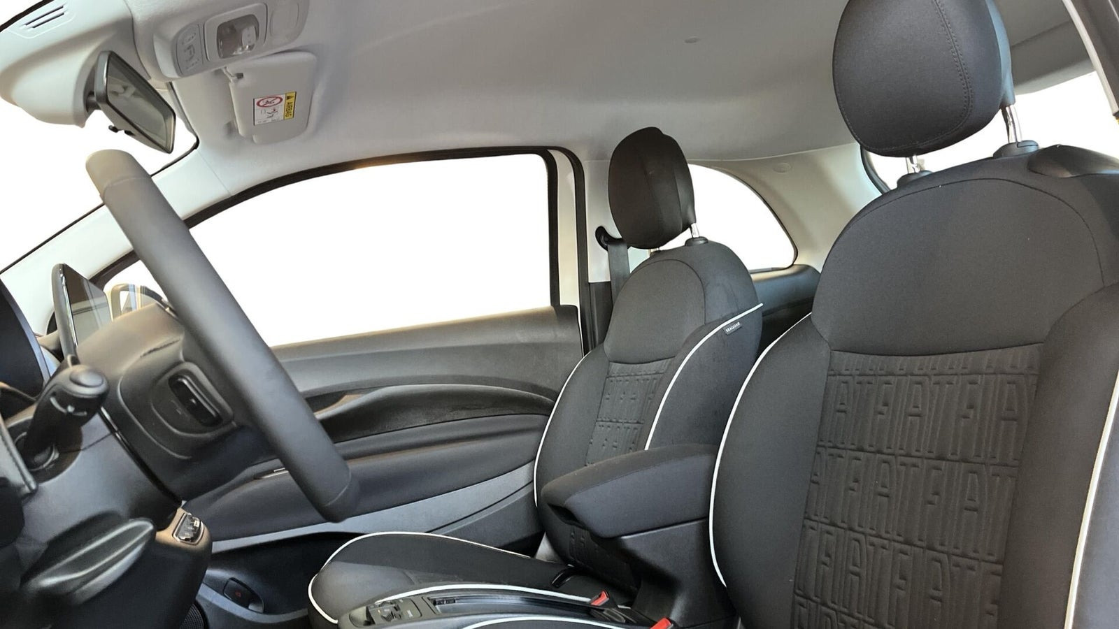 Hvid Fiat 500e fra 2024
