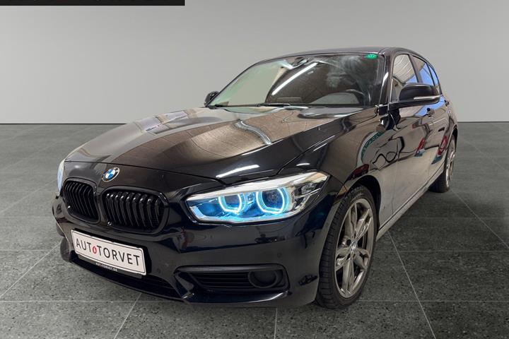 Sort BMW 118i fra 2018 set udefra