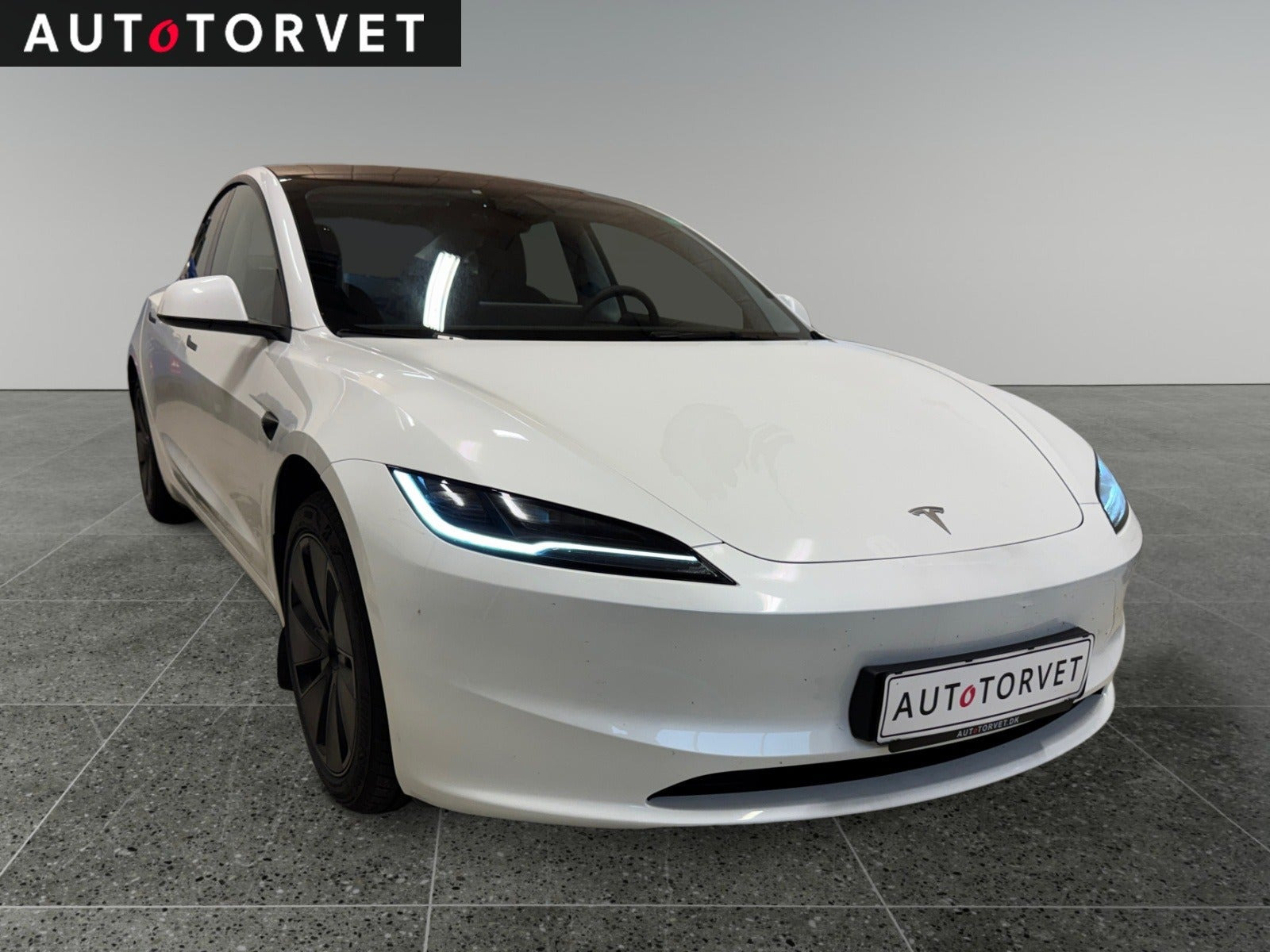 Hvid Tesla Model 3 fra 2025