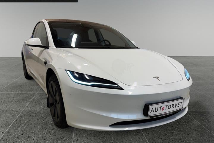 Hvid Tesla Model 3 fra 2025