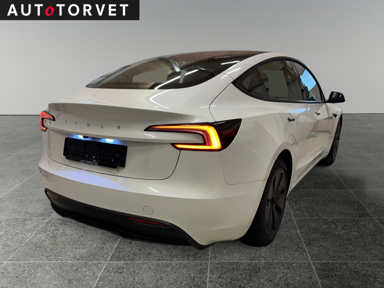 Hvid Tesla Model 3 fra 2025