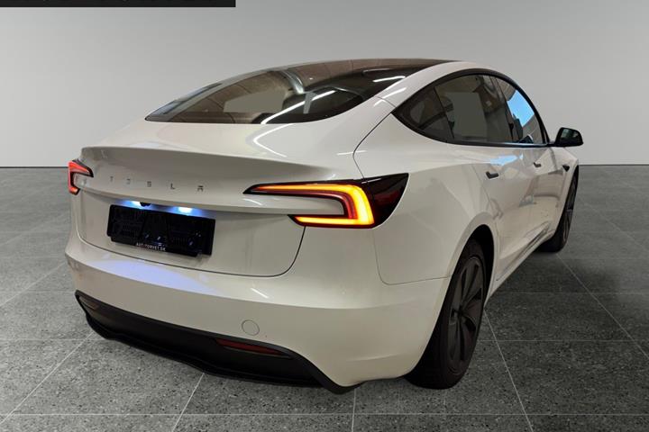 Hvid Tesla Model 3 fra 2025