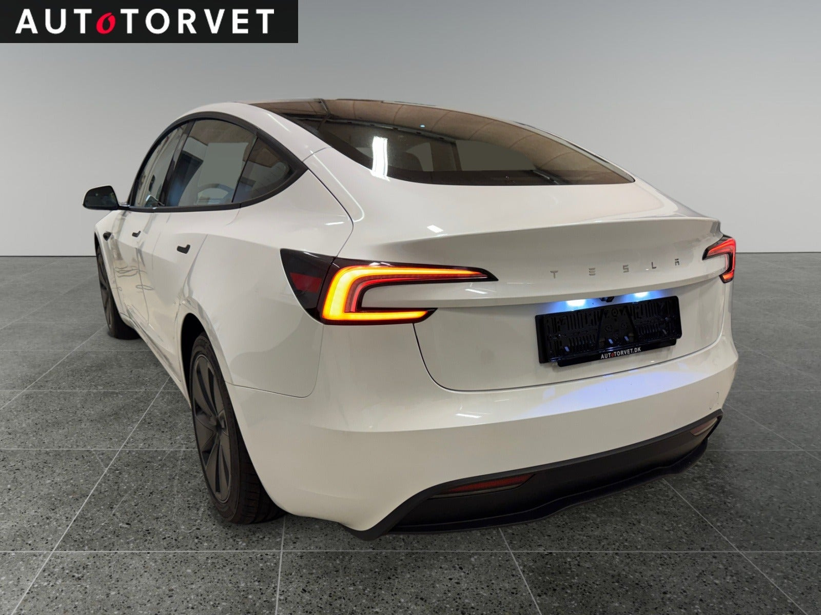 Hvid Tesla Model 3 fra 2025