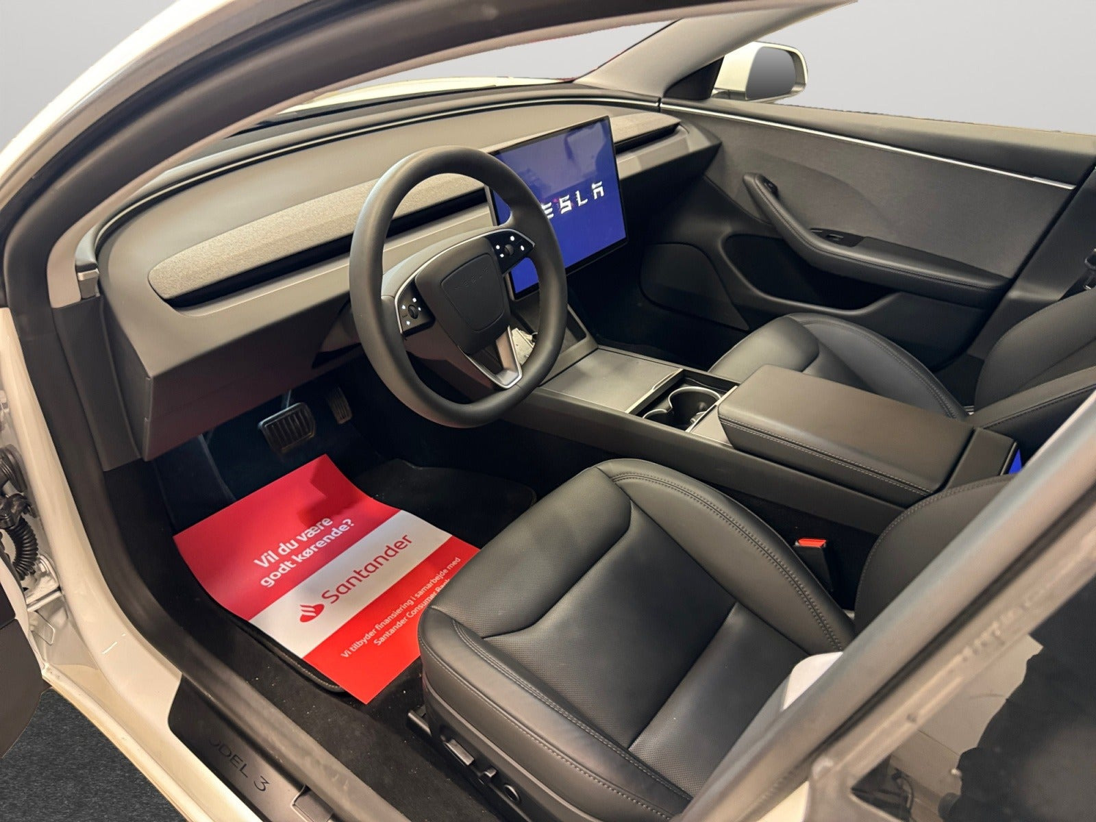 Hvid Tesla Model 3 fra 2025