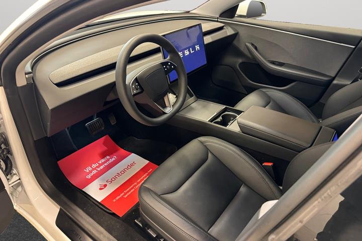 Hvid Tesla Model 3 fra 2025