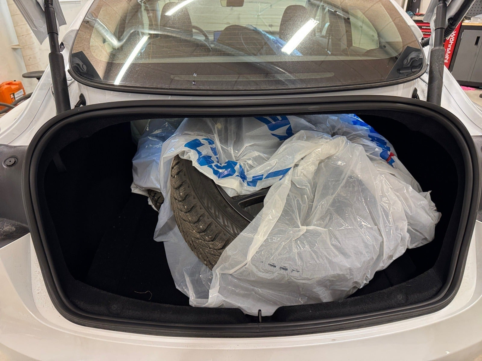 Hvid Tesla Model 3 fra 2025