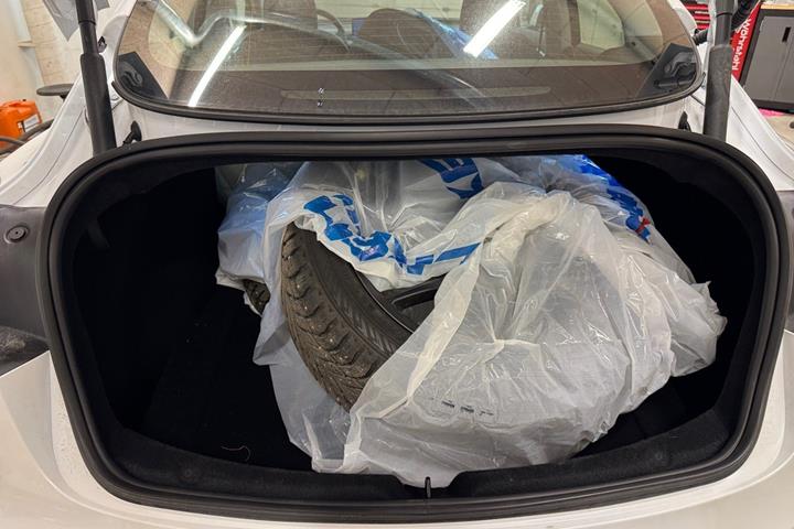 Hvid Tesla Model 3 fra 2025
