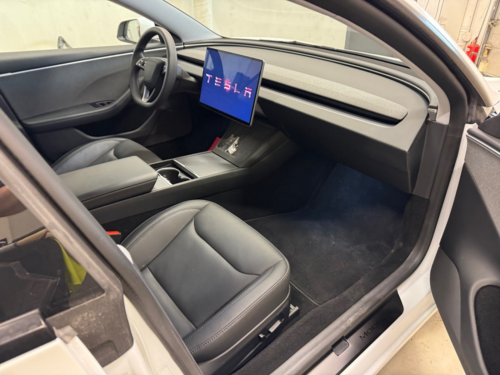 Hvid Tesla Model 3 fra 2025