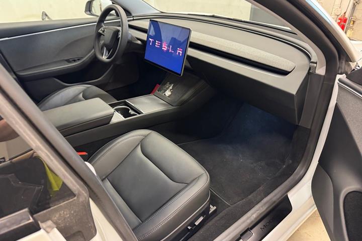 Hvid Tesla Model 3 fra 2025