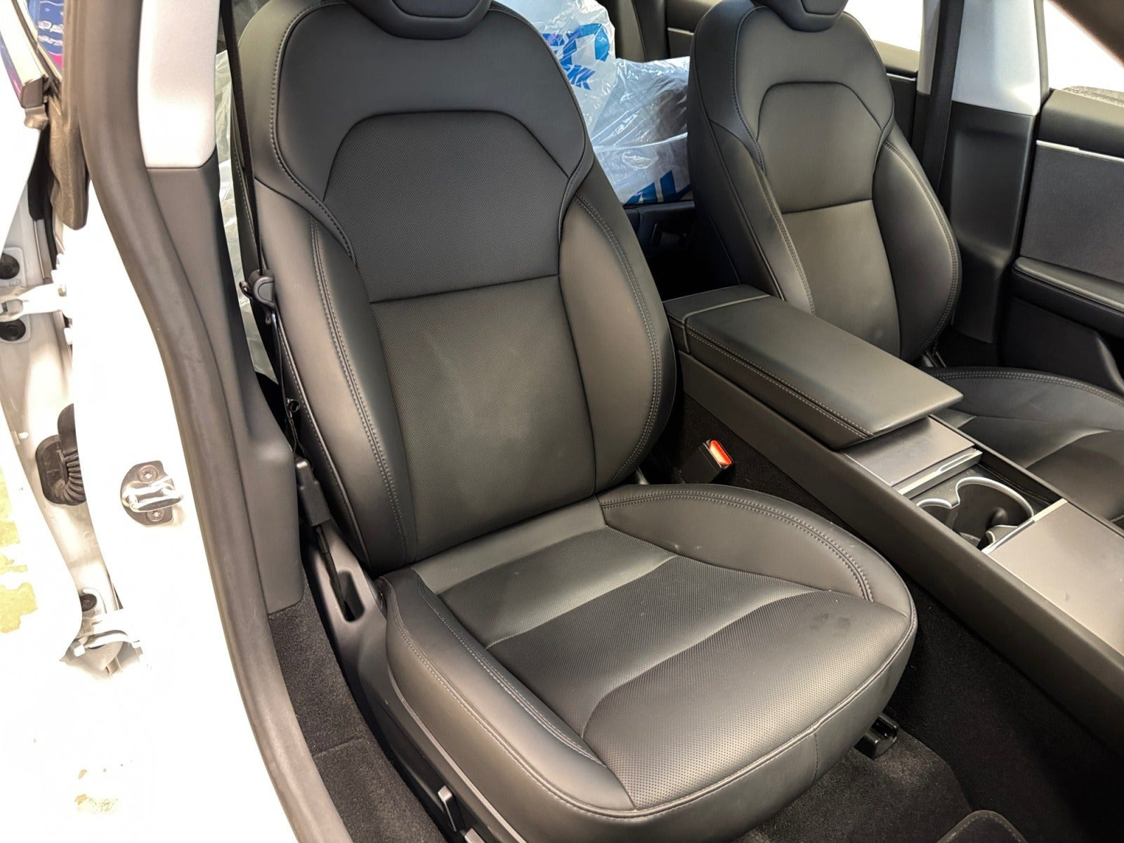 Hvid Tesla Model 3 fra 2025