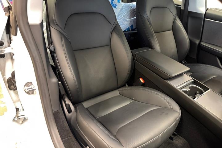 Hvid Tesla Model 3 fra 2025