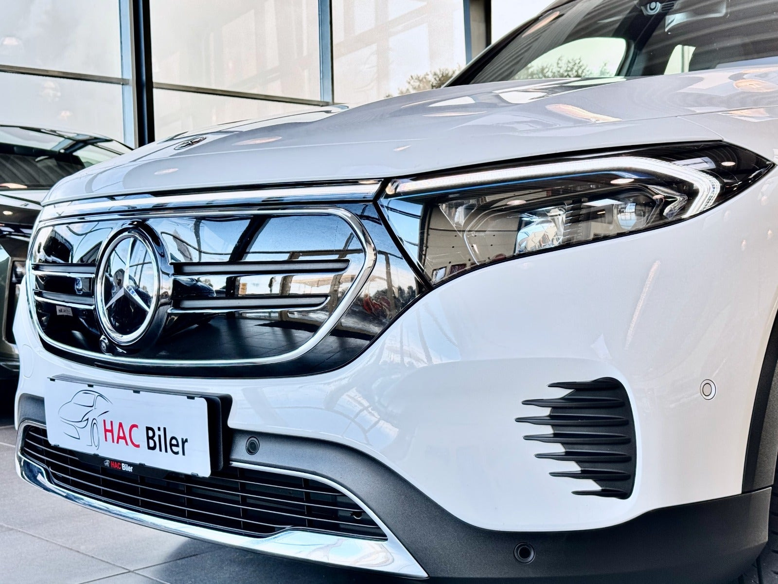 Gul Mercedes EQB250+ fra 2023