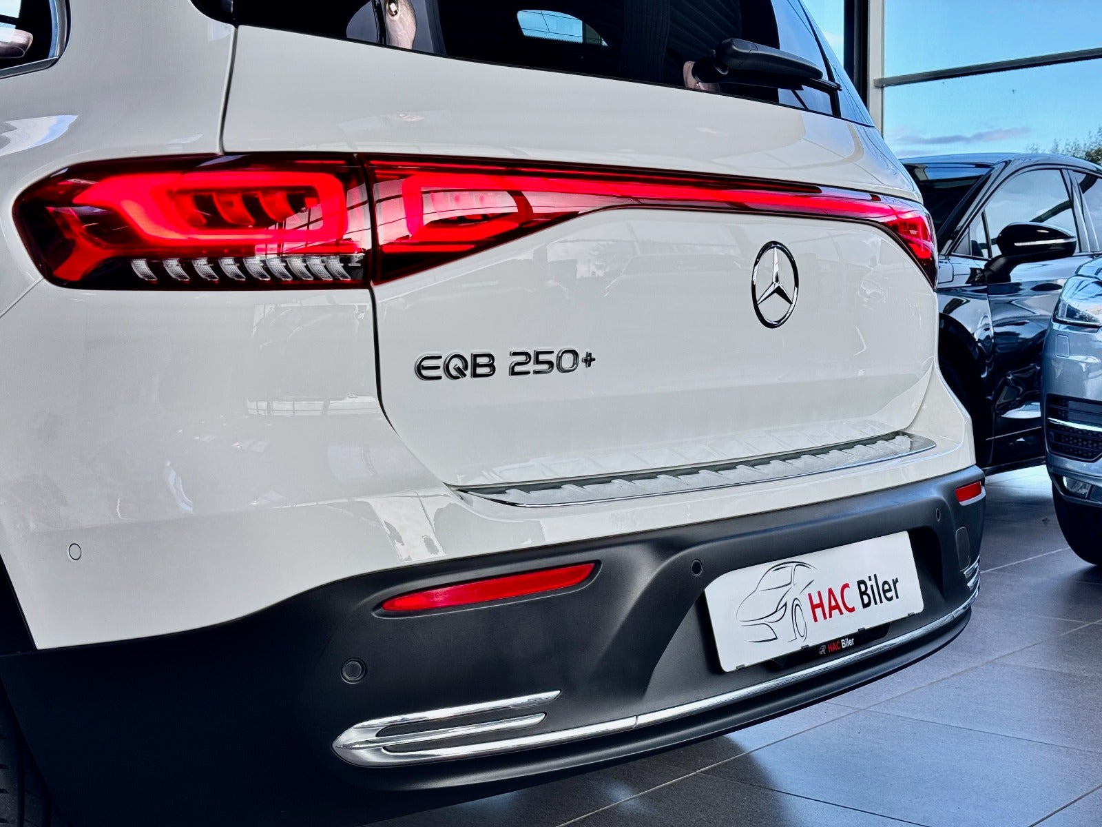 Gul Mercedes EQB250+ fra 2023