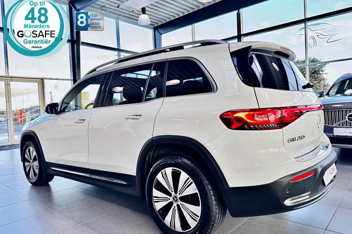 Gul Mercedes EQB250+ fra 2023
