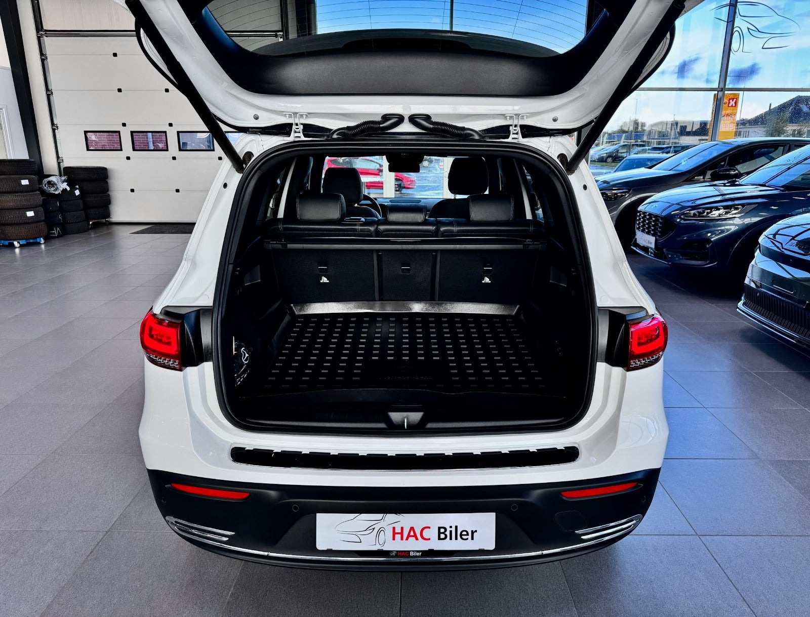 Gul Mercedes EQB250+ fra 2023
