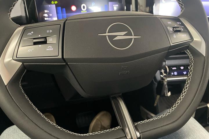 Sort Opel Frontera fra 2025