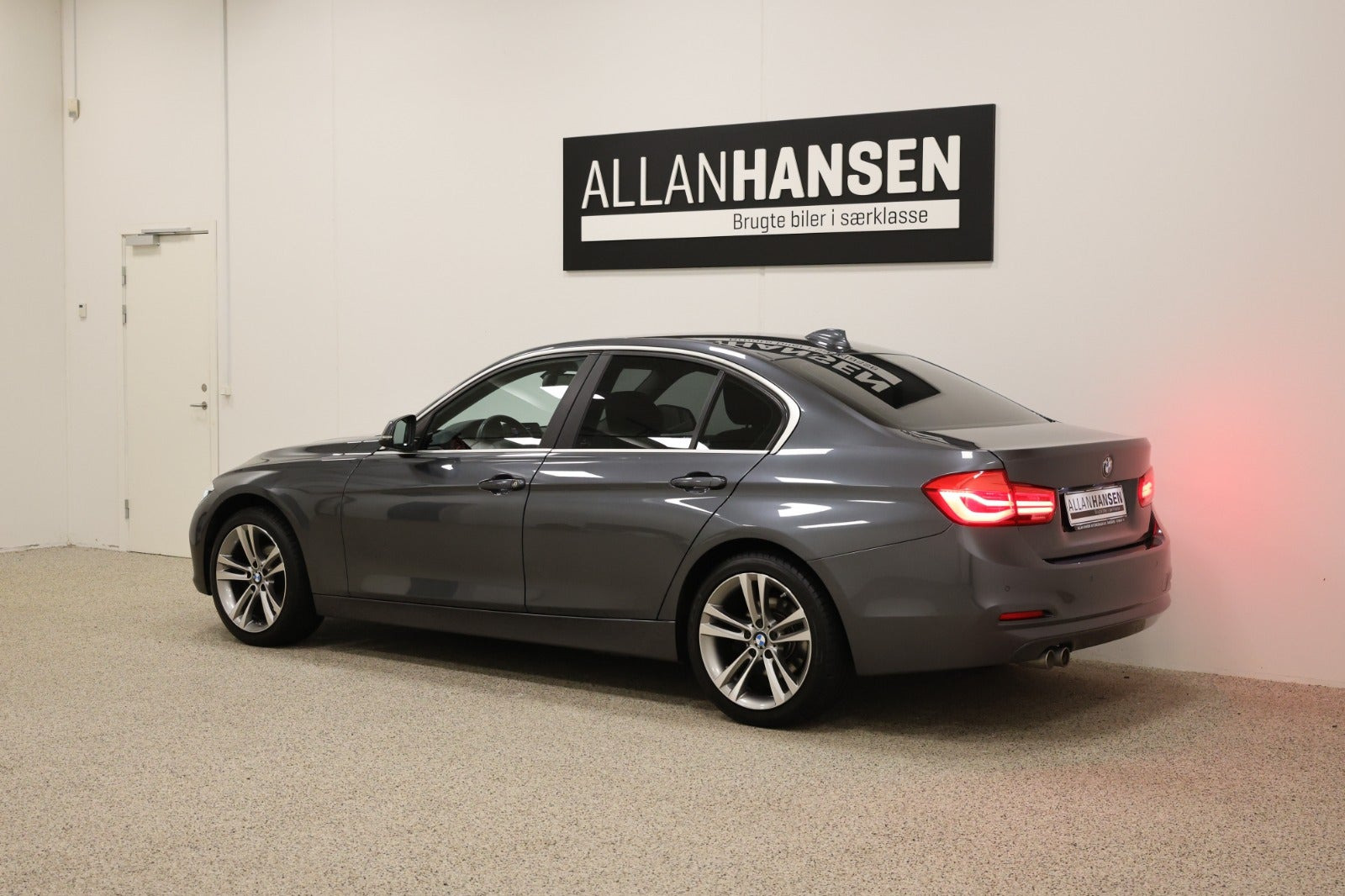 Grå BMW 320i fra 2019