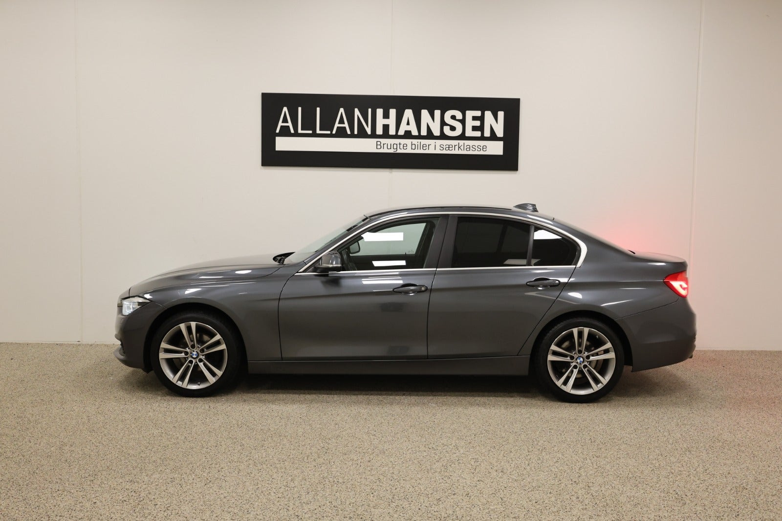 Grå BMW 320i fra 2019