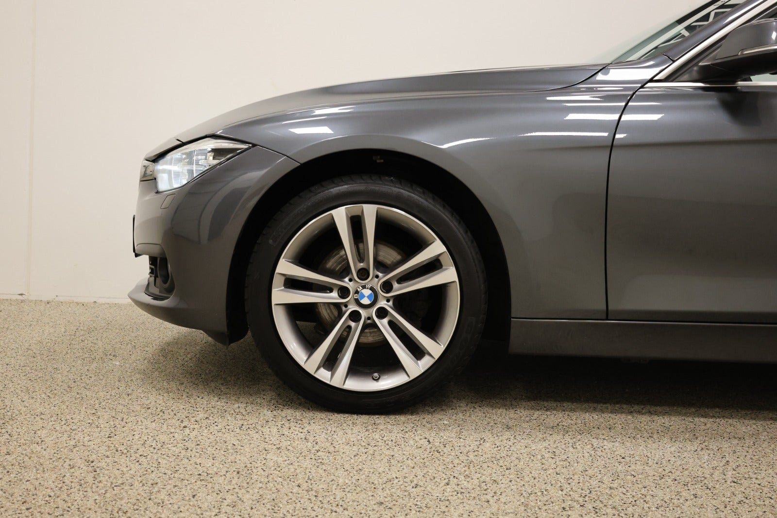 Grå BMW 320i fra 2019
