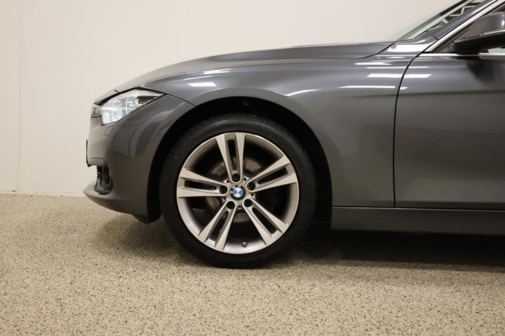 Grå BMW 320i fra 2019