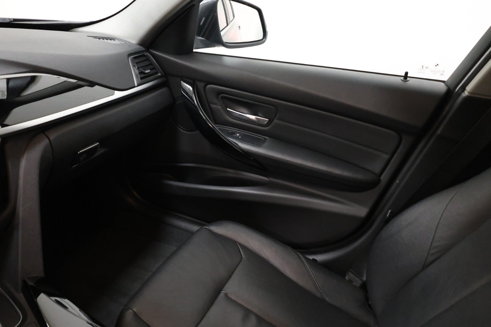 Grå BMW 320i fra 2019