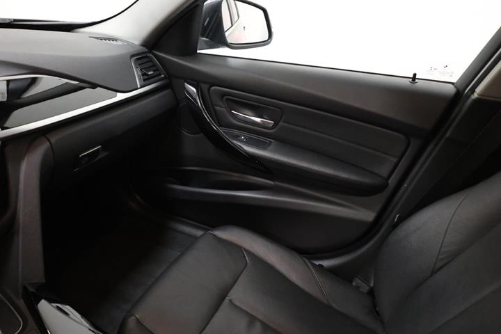 Grå BMW 320i fra 2019