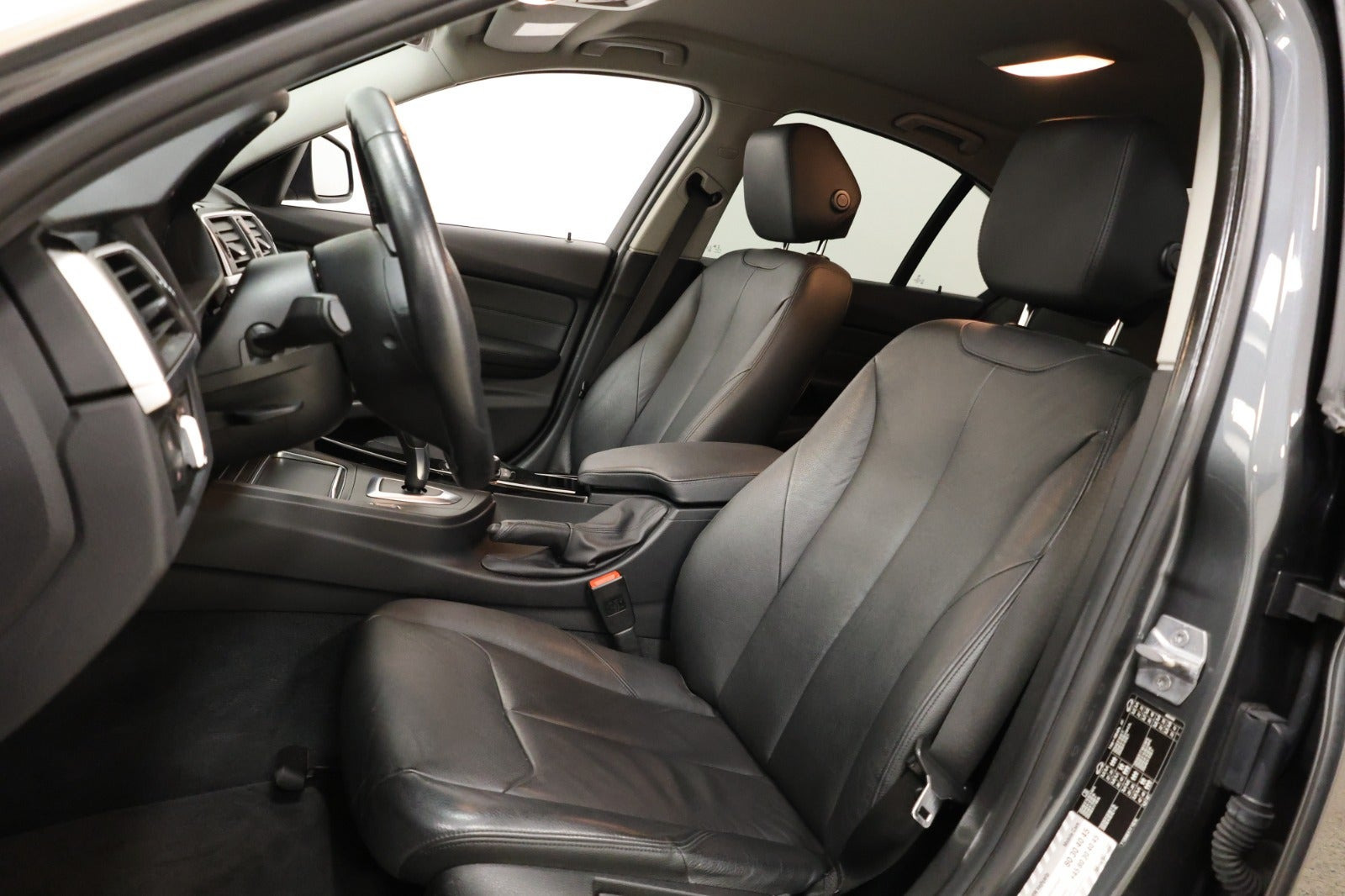 Grå BMW 320i fra 2019
