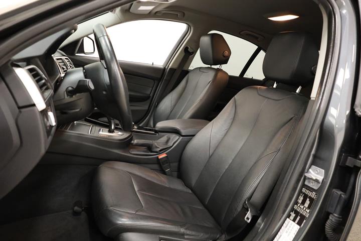Grå BMW 320i fra 2019