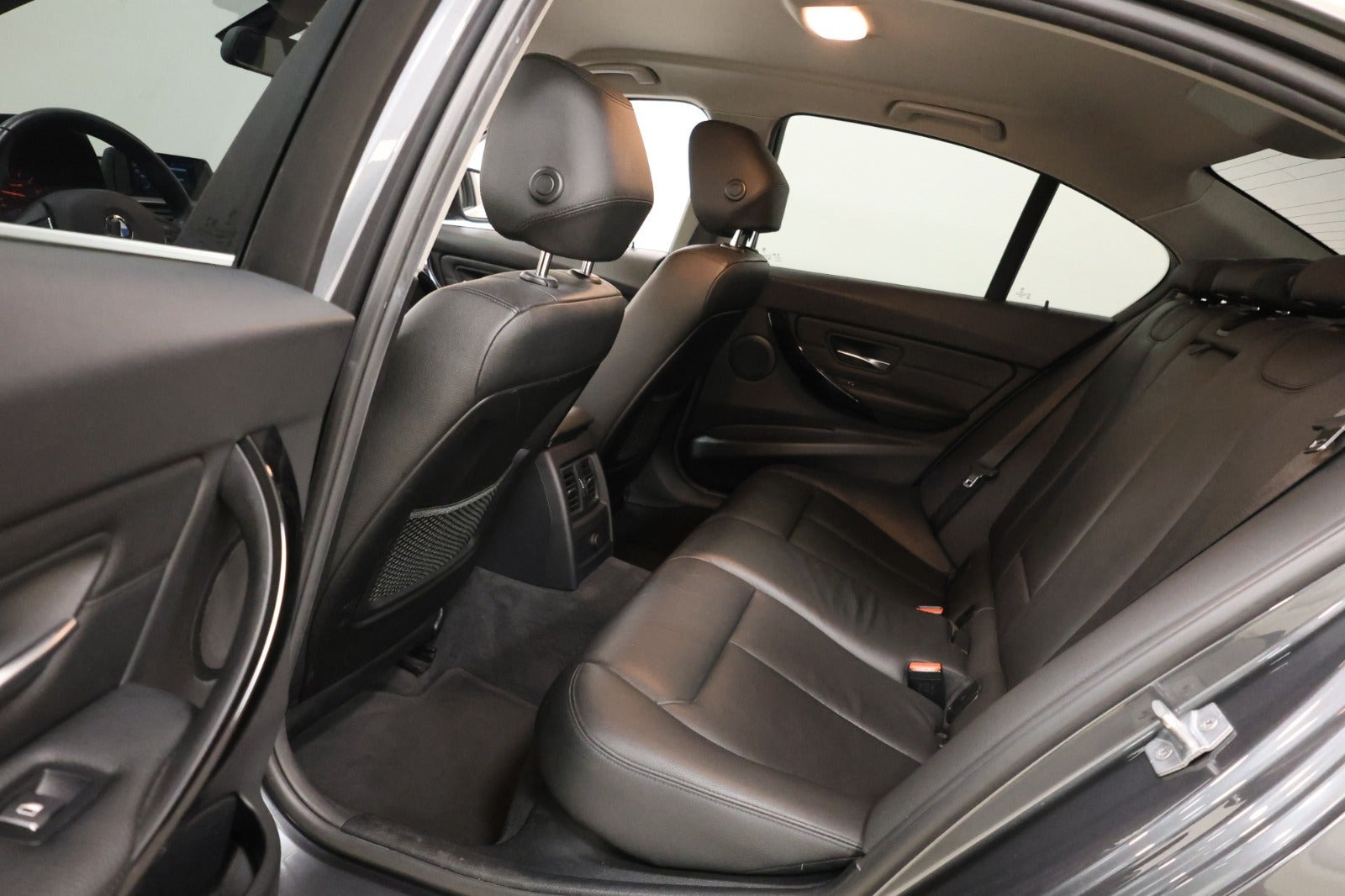 Grå BMW 320i fra 2019