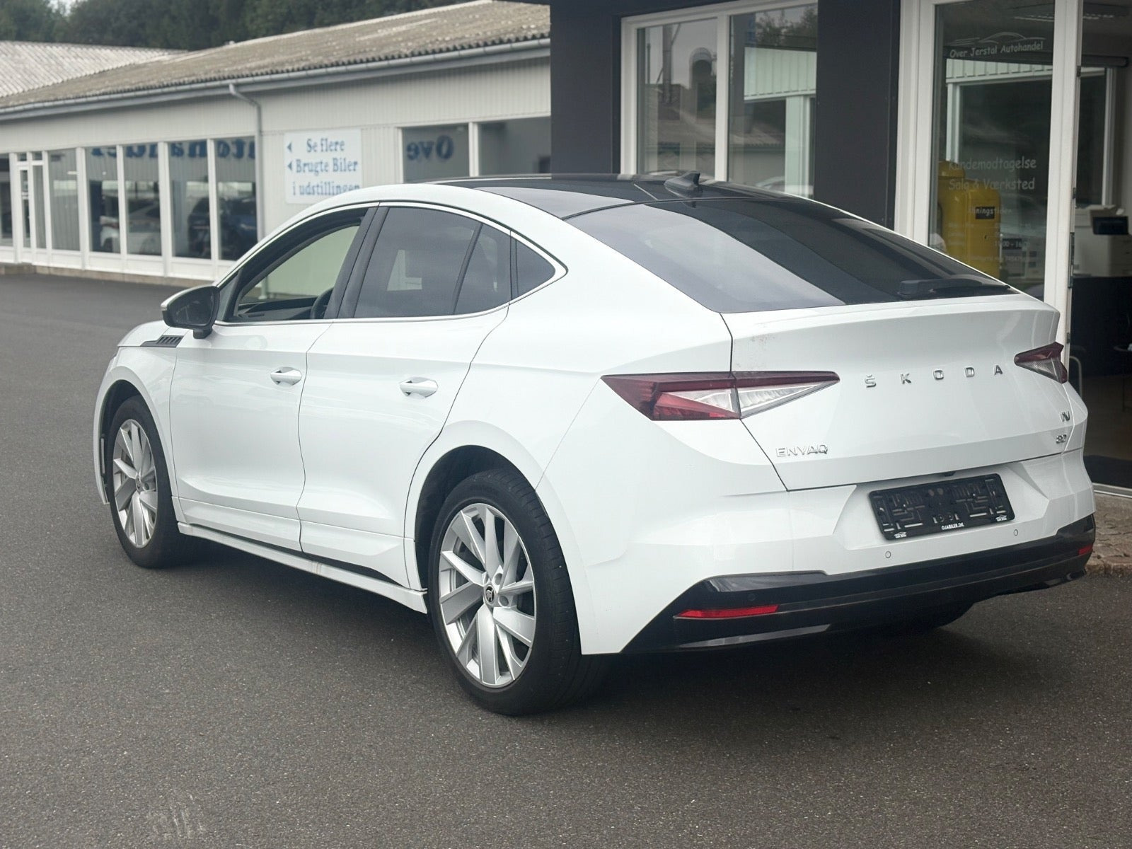 Hvid Skoda Enyaq fra 2023
