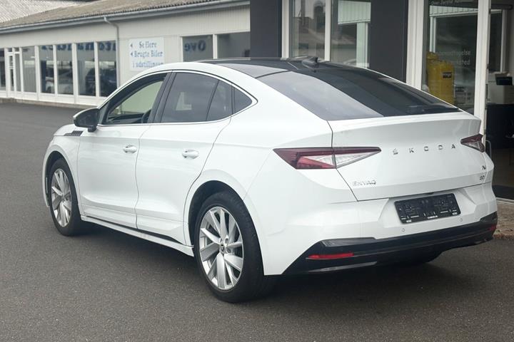 Hvid Skoda Enyaq fra 2023
