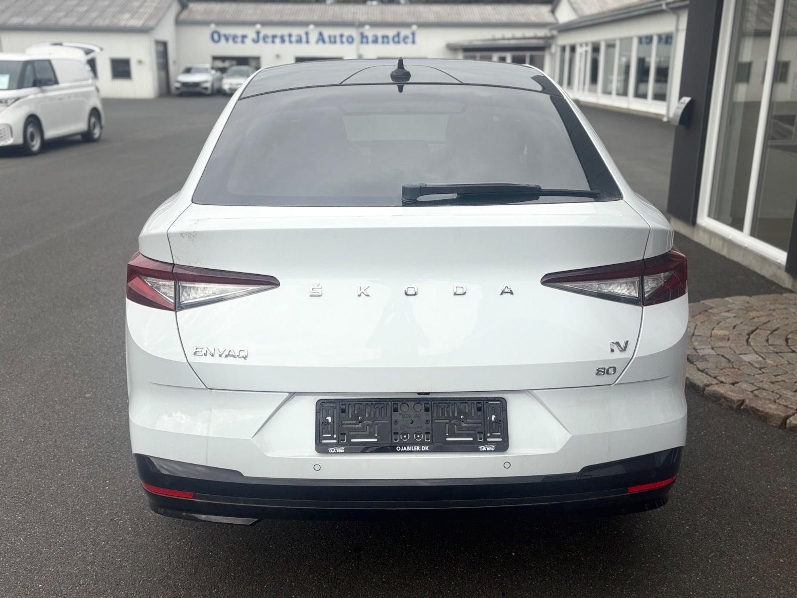 Hvid Skoda Enyaq fra 2023