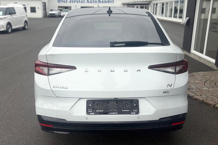 Hvid Skoda Enyaq fra 2023