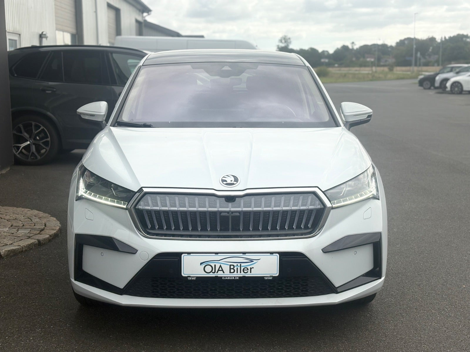 Hvid Skoda Enyaq fra 2023