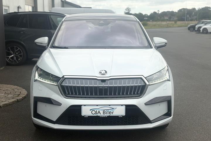 Hvid Skoda Enyaq fra 2023