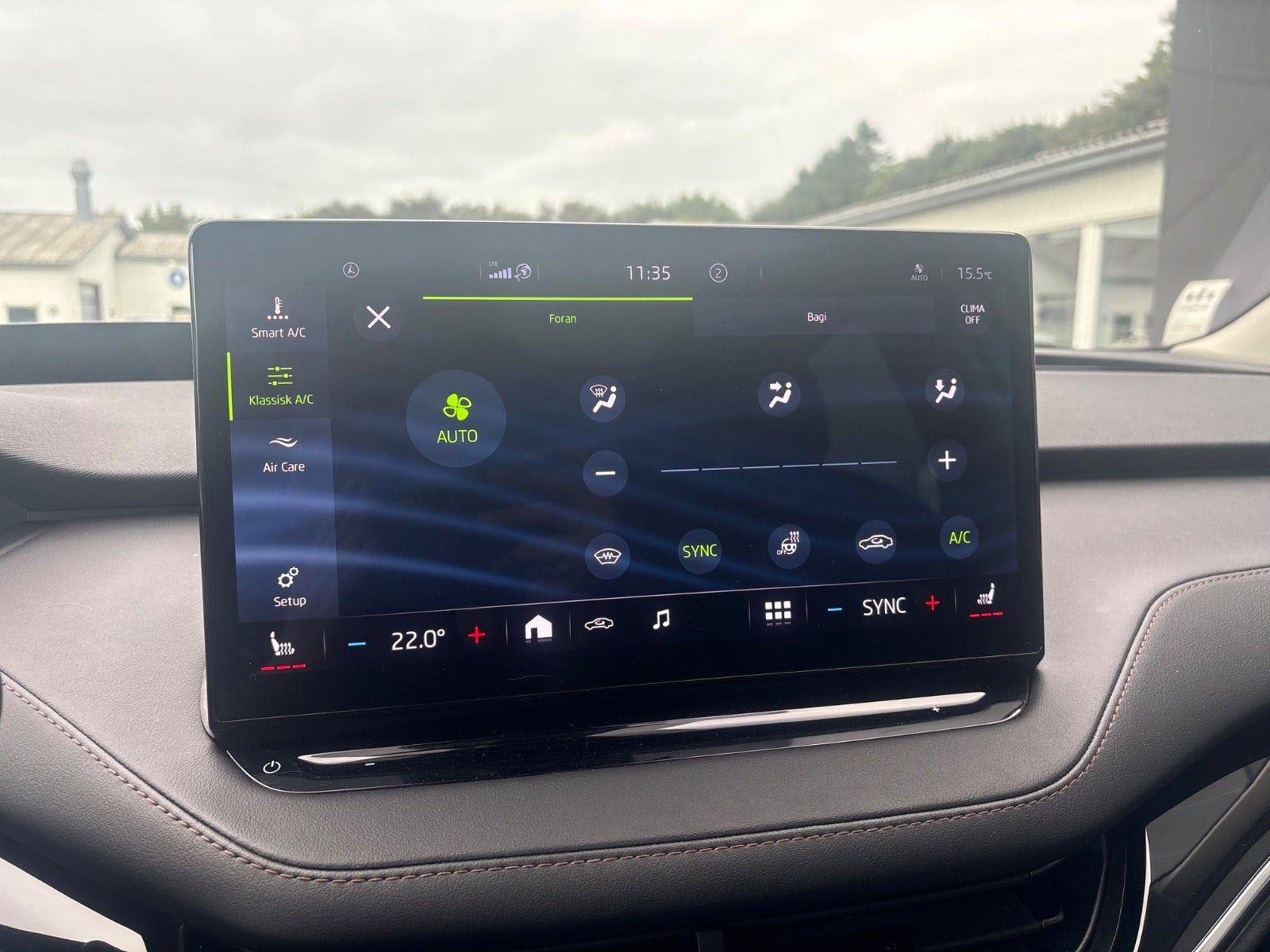 Hvid Skoda Enyaq fra 2023