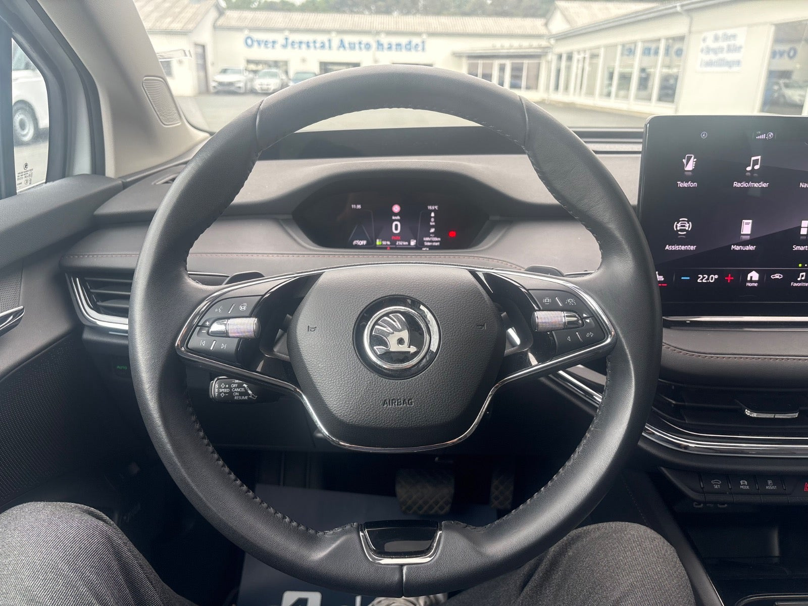 Hvid Skoda Enyaq fra 2023