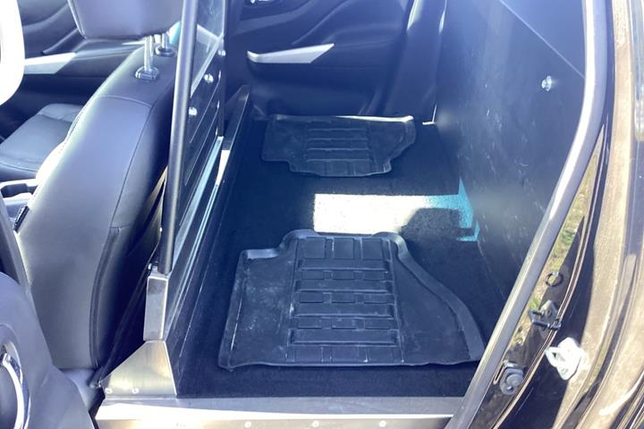 Sort Nissan Navara fra 2016