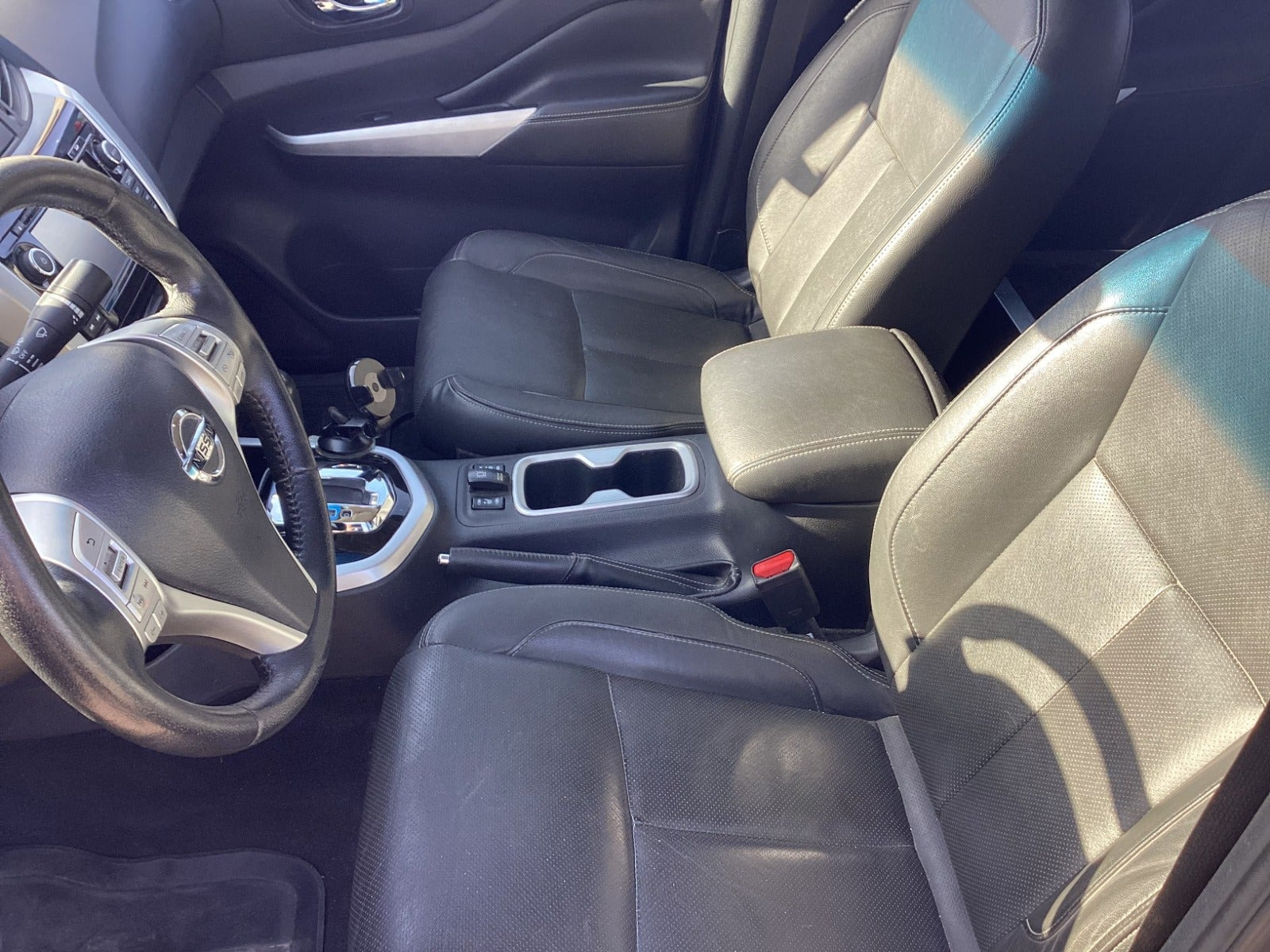 Sort Nissan Navara fra 2016