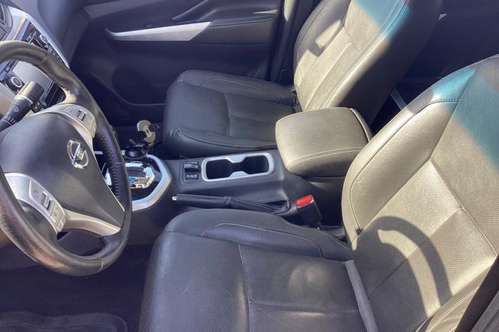 Sort Nissan Navara fra 2016
