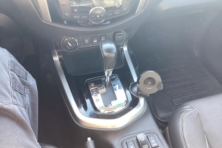 Sort Nissan Navara fra 2016
