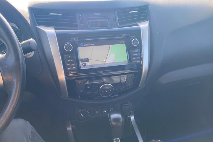 Sort Nissan Navara fra 2016