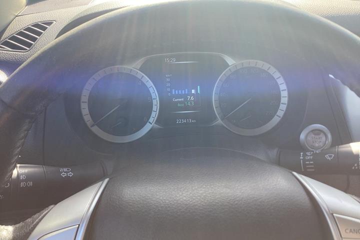 Sort Nissan Navara fra 2016