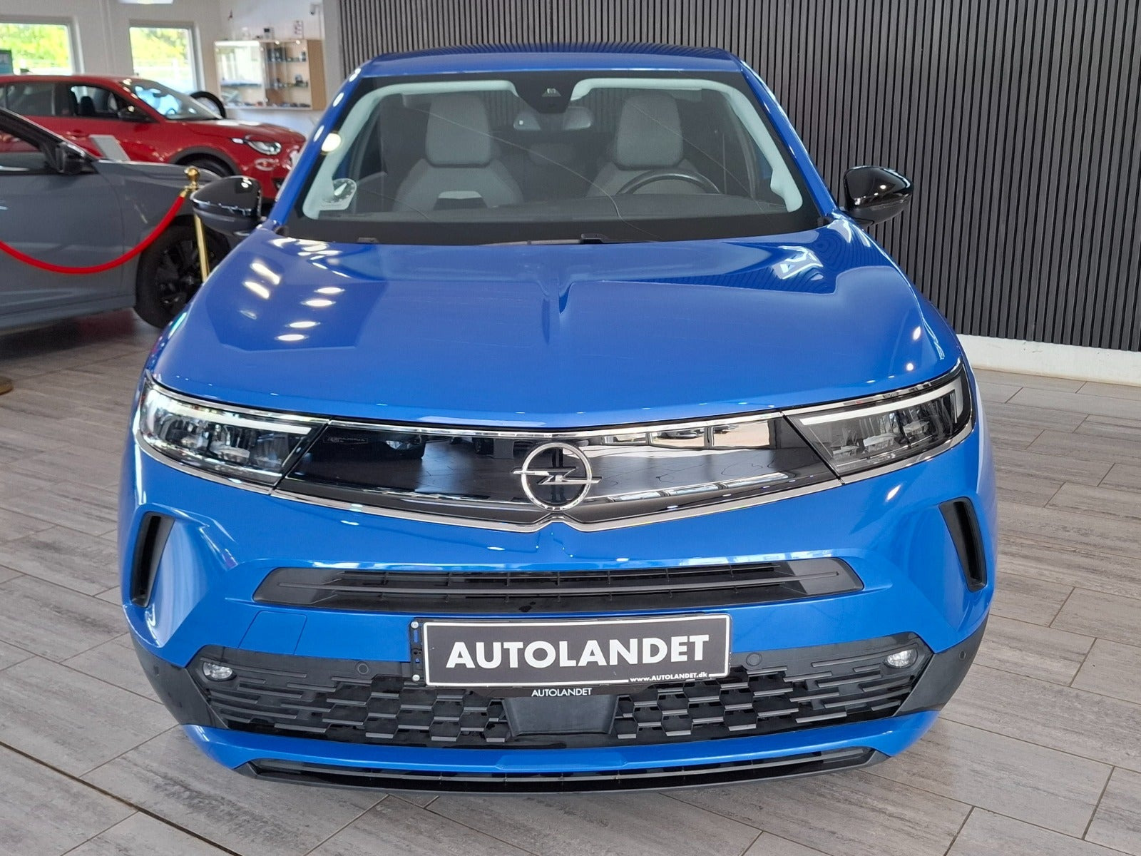 Blå Opel Mokka-e fra 2024