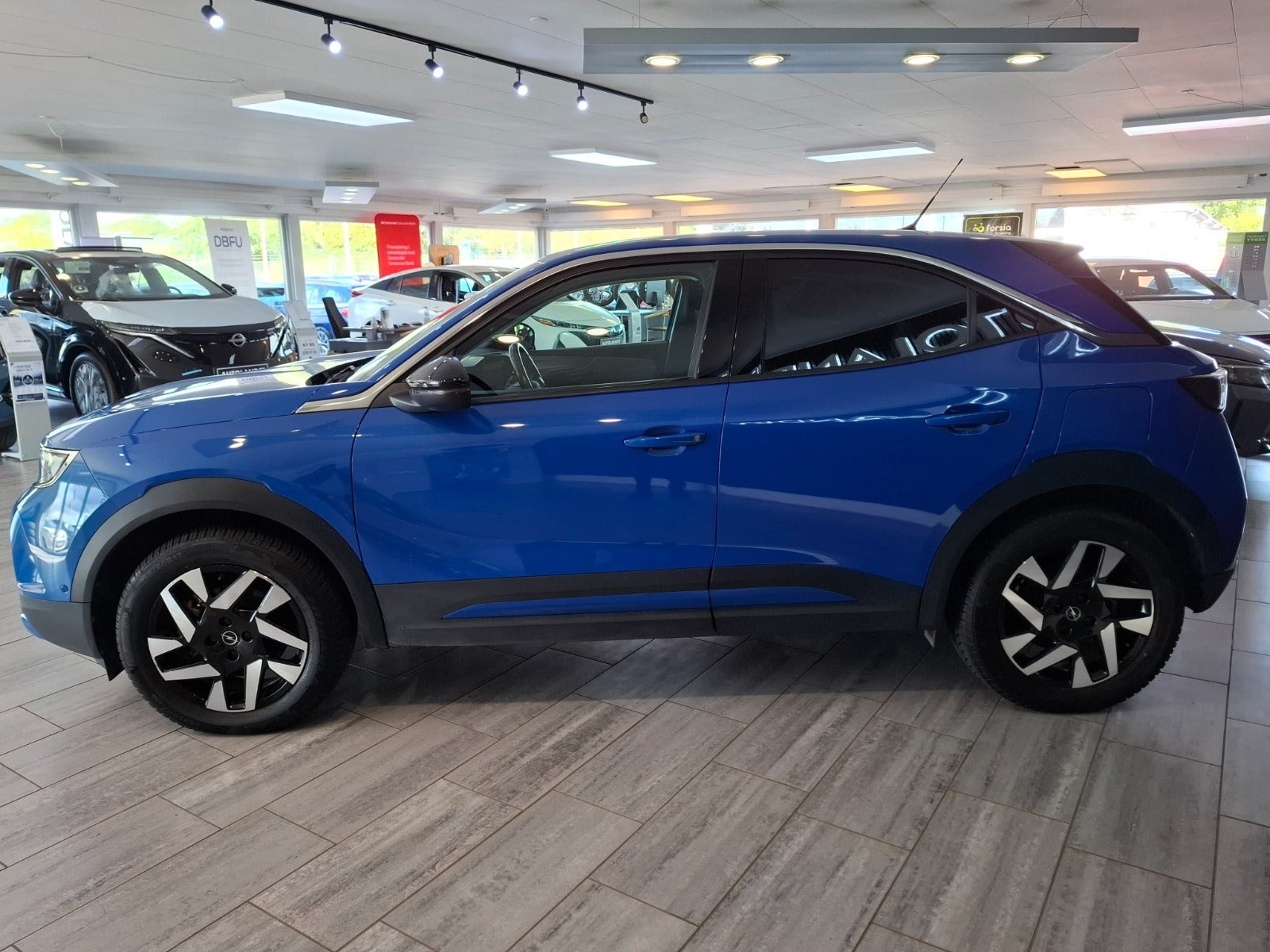 Blå Opel Mokka-e fra 2024