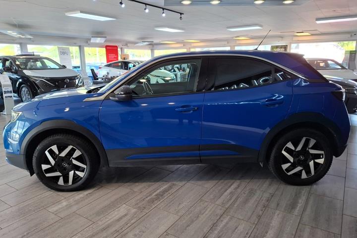 Blå Opel Mokka-e fra 2024
