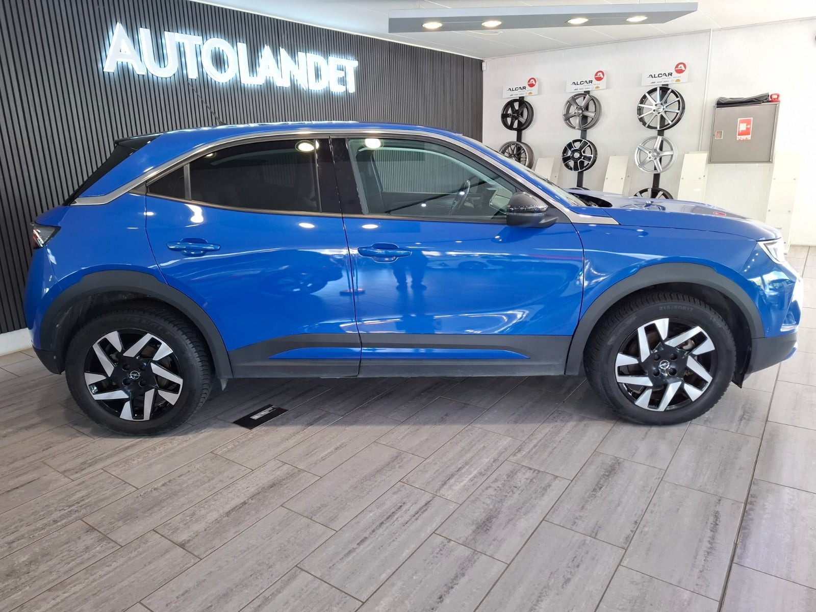 Blå Opel Mokka-e fra 2024