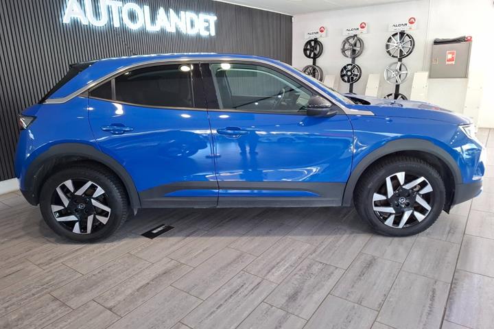 Blå Opel Mokka-e fra 2024