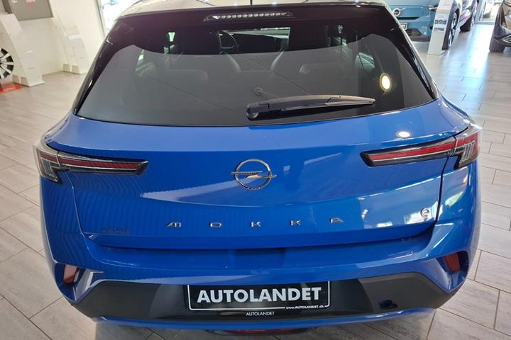 Blå Opel Mokka-e fra 2024